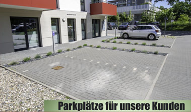 Kundenparkpl&auml;tze vor einem Bestattungshaus in Stralsund